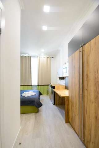 Апартаменты Partner Guest House Khreschatyk Киев Современные апартаменты-студио с душем, вид на улицу - Крещатик, 23-8