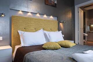 Апартаменты Partner Guest House Khreschatyk Киев Роскошные дизайнерский апартаменты с 1 кроватью на верхнем этаже, с ванной - Крещатик, 17-1