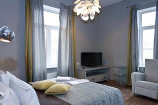 Апартаменты Partner Guest House Khreschatyk Киев Современные апартаменты-студио на верхнем этаже, с ванной, вид на улицу - Крещатик, 17-2