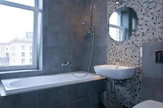 Апартаменты Partner Guest House Khreschatyk Киев Современные апартаменты-студио на верхнем этаже, с ванной, вид на улицу - Крещатик, 17-5