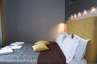 Апартаменты Partner Guest House Khreschatyk Киев Современные апартаменты-студио на верхнем этаже, с душем, вид на улицу - Крещатик, 17-1